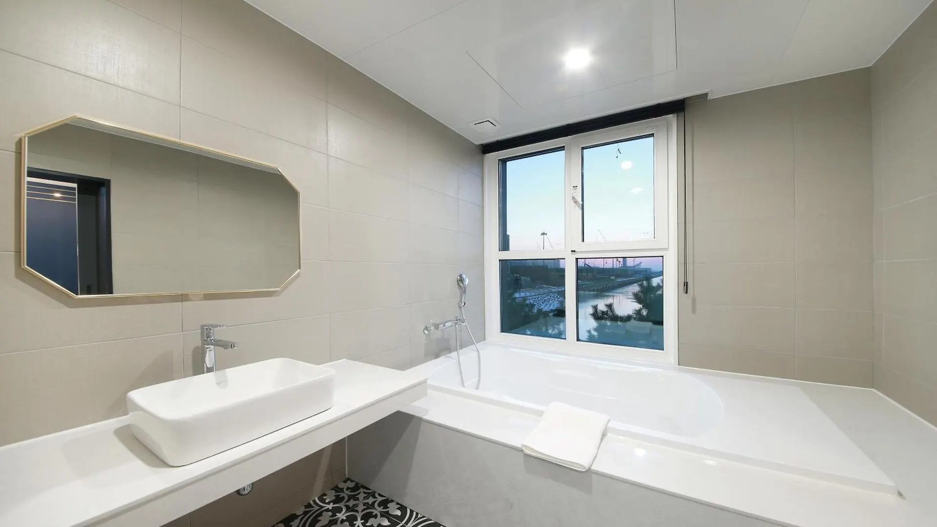 Restia Incheon Bay Hotel 3*,